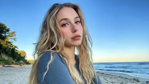 MiaKirshner's live cam