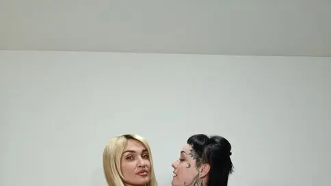 MeganandMilana's live cam