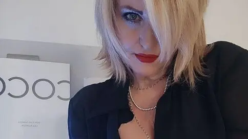 CorinneDior's live cam